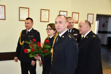 Koleżanki i koledzy gratulują nominacji nowemu komendantowi