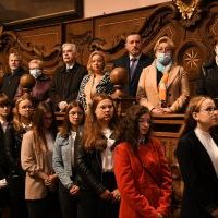 Dyrekcja, kierownictwo, nauczyciele i młodzież Zespołu Szk&oacute;ł Nr 1 w Miechowie