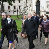 Dyrekcja, kierownictwo i Rada Rodzic&oacute;w Ekonomika na placu Bazyliki Grobu Bożego w Miechowie