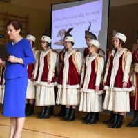 Marzena Samborska, dyr. ZS Nr 1 w Miechowie, przemawia do pierwszoklasist&oacute;w