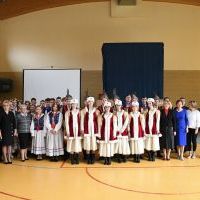 Dyrekcja, grono pedagogiczne, uczniowie Zespołu Szk&oacute;ł Nr 1 w Miechowie