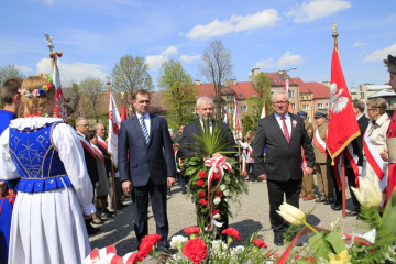 Samorządowcy powiatowi pod Pomnikiem z Orłem na miechowskim rynku