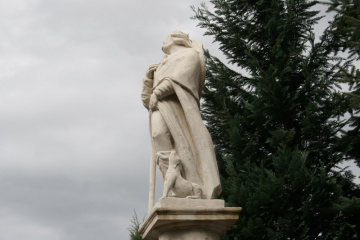 Odnowiony kamienny obelisk z figurą św. Rocha