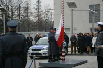 Wciągnięcie biało-czerwonej flagi na maszt