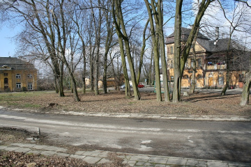 Plac przed starą stacją kolejową w charsznicy