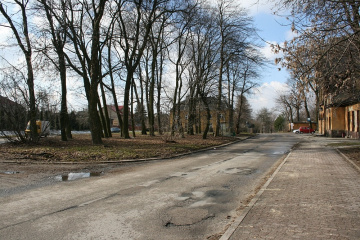 Plac przed starą stacją kolejową w charsznicy