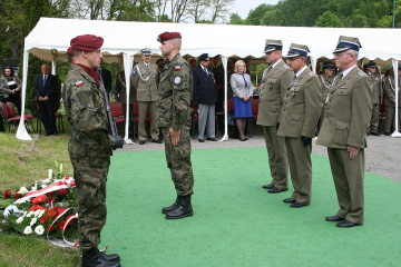 Składanie kwiatów pod pomnikiem B. Głowackiego