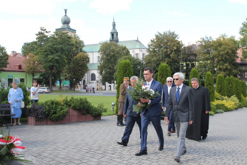 Składanie kwiatów pod pomnikiem z Orłem