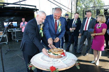 Krojenie chleba przez gospodarzy dożynek