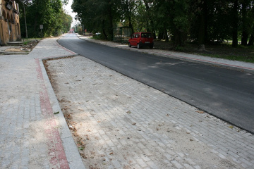 Przebudowany plac przed starą stacją w Charsznicy