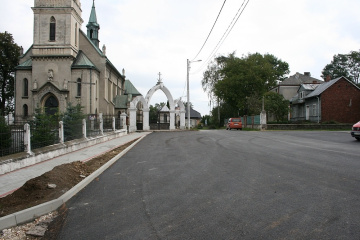 Plac przed kościołem w Tczycy