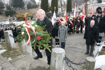 Starosta podczas składania kwiatów