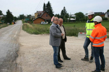 dyrektor ZDP Roman Suchoń z naczelnikiem Czesławem Mardausem z Kierownictwem wykonawcy obwodnicy formy Skanska na odcinku obwodnicy w Siedliskach