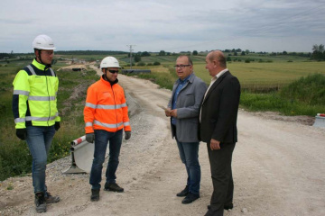 Ekipa firmy Skanska z dyrektorem ZDP Romanem Suchoniem i naczelnikiem Czesławem Mardausem