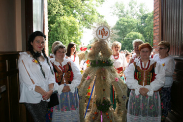 Przed wejściem do kościoła