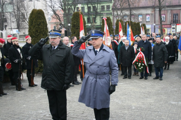 Składanie kwiatów przez uczestników uroczystości