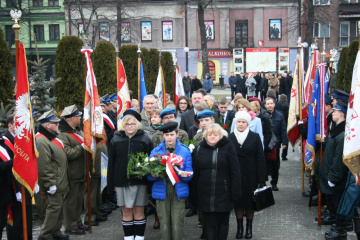 Składanie kwiatów przez uczestników uroczystości