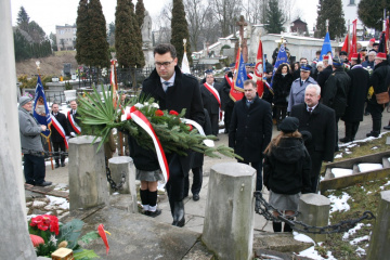 Składanie kwiatów przy grobie powstańców