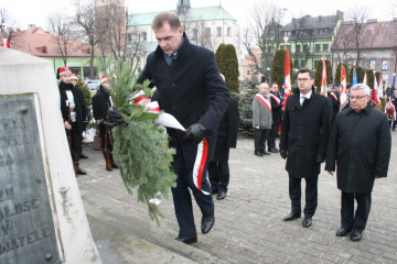 Składanie kwiatów przez uczestników uroczystości