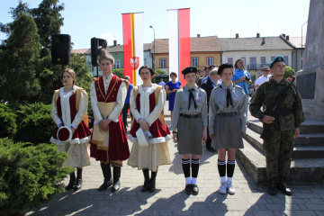 Warta honorowa pod pomnikiem z Orłem