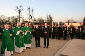 Przed poświęceniem tablicy