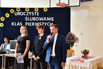 Ślubowanie klas pierwszych w Zespole Szkół nr 2 w Miechowie