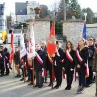 Poczty sztandarowe samorządów, szkół i organizacji na obchodach 157 rocznicy bitwy miechowskiej