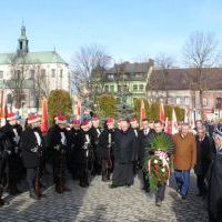 Delegacja Powiatu Miechowskiego oraz Gminy i Miasta Miechów składają wieniec