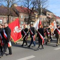 Poczty sztandarowe samorządów, szkół i organizacji w uroczystym przemarszu