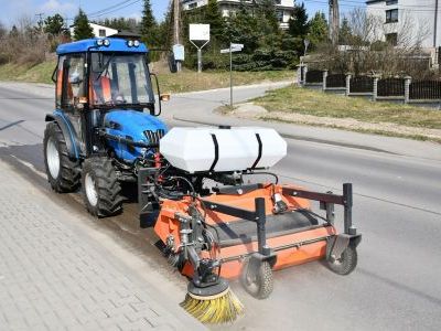 Zarząd Dróg Powiatowych w Miechowie zakupił nową zamiatarkę do chodników