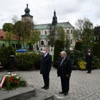 Starosta i Przewodniczący Rady Powiatu Miechowskiego składają hołd pod pomnikiem z Orłem