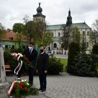 Burmistrzowie Gminy i Miasta Miechów składają hołd pod pomnikiem z Orłem