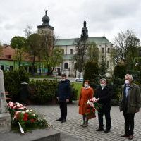 Składanie kwiatów od pomnikiem z Orłem