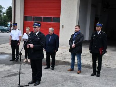 Komendant KP PSP Michał Majda dziękuje strażakom ochotnikom za ich służbę przeciw rozprzestrzenianiu się koronawirusa