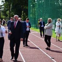 Dyrektor Maria Paschek przedstawia zakres realizowanych prac na boisku ZS Nr 2