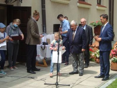 Starosta Jacek Kobyłka i burmistrz Dariusz Marczewski wręczają nagrody w konkursach BWA 