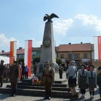 Pomnik z Orłem na Rynku w Miechowie