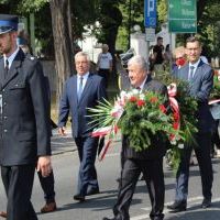 Samorządowcy, poczty sztandarowe i mieszkańcy na Rynku w Miechowie