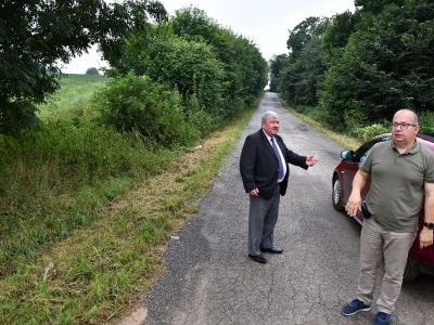 Starosta Jacek Kobyłka i dyrektor ZDP Jacek Suchoń w terenie oceniają stan dróg powiatowych po ulewach