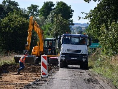 Sprzęt ciężki w trakcie prac przy drodze powiatowej w Boczkowicach