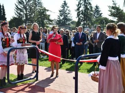 Uroczyste otwarcie boiska Zespołu Szkół Nr 2 im. Jana Pawła II w Miechowie