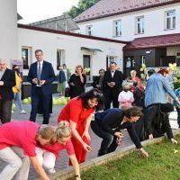 Pracownicy miechowskiego Hospicjum i goście zasadzili symbol 