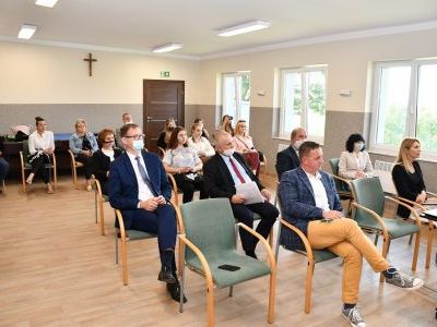 Uczestnicy i goście I Powiatowego Sympozjum Murawowego na Wyżynie Miechowskiej