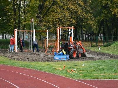 Na boisku LO Miechów powstaje plac sportowo-rekreacyjny z urządzeniami street workout