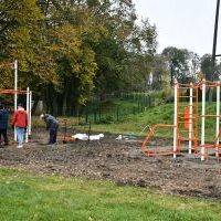 Montaż urządzeń street workout na boisku LO Miechów