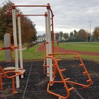 Plac sportowo-rekreacyjny street workout na boisku LO Miechów dostępny dla wszystkich