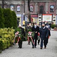 Delegacje samorządowców, służb i organizacji zmierzający pod Pomnik z Orłem