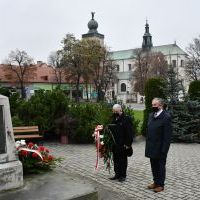 Starosta Miechowski Jacek Kobyłka i Przewodniczący Rady Powiatu Krzysztof Świerczek składają hołd pod Pomnikiem z Orłem