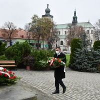 Burmistrz Dariusz Marczewski składa hołd pod Pomnikiem z Orłem