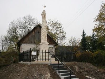 Odrestaurowana przydrożna kapliczka kolumnowa w Boczkowicach